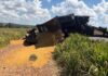 Reboque de carreta tomba e carga de farelo se espalha às margens da BR-163