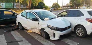 Batida entre três veículos deixa mulher ferida no Centro de Toledo