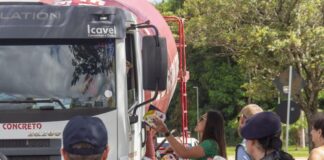 Carnaval blitz educativa orienta motoristas no Parque Diva Paim Barth