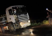 Carretas colidem na BR-163 entre Guaíra e Mercedes e uma acaba tombando