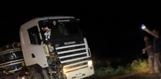 Carretas colidem na BR-163 entre Guaíra e Mercedes e uma acaba tombando