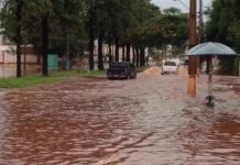 Chuva forte causa alagamentos e transtornos em Maringá
