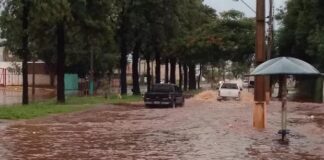 Chuva forte causa alagamentos e transtornos em Maringá