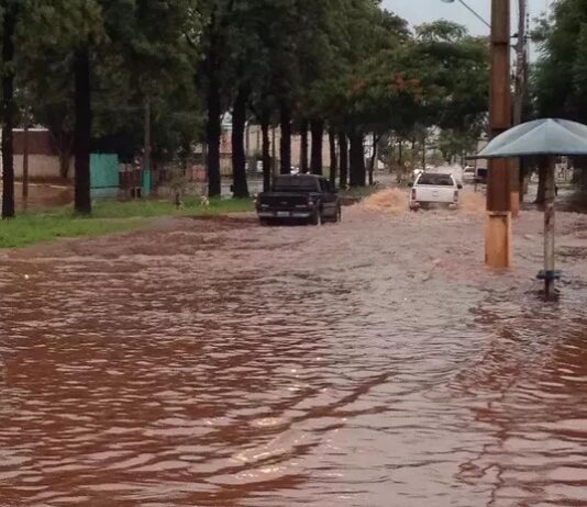 Chuva forte causa alagamentos e transtornos em Maringá
