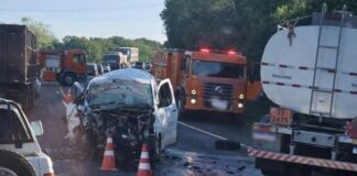 Colisão envolvendo três veículos deixa uma mulher morta e cinco feridos no interior do Paraná