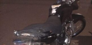 Motocicleta com placa danificada, luz traseira apagada e condutor sem CNH é recolhida em Toledo