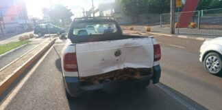 Motociclista cai na caçamba de picape após colisão na Avenida Parigot de Souza