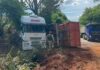 Motorista de caminhão com placas de Cascavel fica ferido em tombamento na PR-590