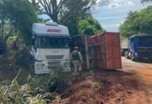 Motorista de caminhão com placas de Cascavel fica ferido em tombamento na PR-590