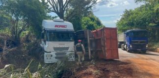 Motorista de caminhão com placas de Cascavel fica ferido em tombamento na PR-590