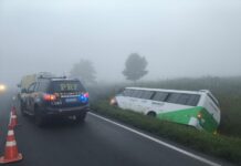 Ônibus de Saúde tomba na BR-277 e deixa três feridos