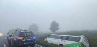Ônibus de Saúde tomba na BR-277 e deixa três feridos