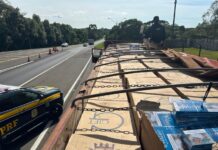 PRF apreende cerca de 380 mil maços de cigarros na BR-277, em Guarapuava