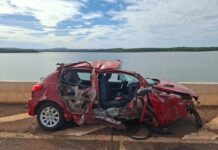 Peugeot colide contra cabeceira de ponte e deixa 3 adolescentes feridos na PR-317 em Santa Helena