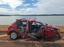 Peugeot colide contra cabeceira de ponte e deixa 3 adolescentes feridos na PR-317 em Santa Helena
