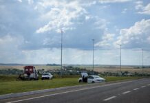 Veículo sai da pista e para sobre canteiro central em trevo da PR-182, em Palotina