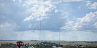 Veículo sai da pista e para sobre canteiro central em trevo da PR-182, em Palotina