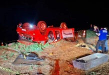 Caminhonete sai da pista e duas pessoas morrem durante a noite na PR-471 em Três Barras do Paraná