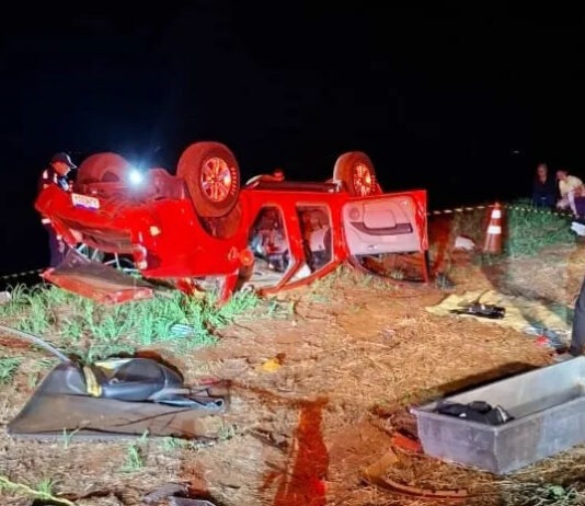 Caminhonete sai da pista e duas pessoas morrem durante a noite na PR-471 em Três Barras do Paraná