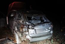 Capotamento deixa dois feridos em Guaíra e carro fica destruído