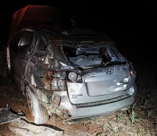 Capotamento deixa dois feridos em Guaíra e carro fica destruído
