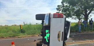 Capotamento deixa passageira ferida e mobiliza equipes de socorro em Terra Roxa