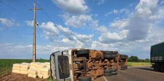 Carreta tomba na BR-163 entre Toledo e Marechal Rondon e um fica ferido