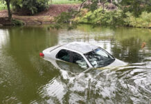Carro carregado com agrotóxicos cai dentro de açude em fuga da PRF em Mercedes