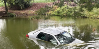Carro carregado com agrotóxicos cai dentro de açude em fuga da PRF em Mercedes