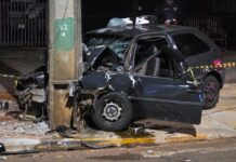 Carro colide violentamente contra poste e deixa jovem morto em Toledo