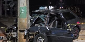 Carro colide violentamente contra poste e deixa jovem morto em Toledo