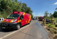 Carro com placas de Palotina se envolve em colisão frontal com carreta e deixa dois mortos na PR-323 em Umuarama