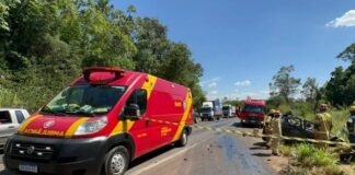 Carro com placas de Palotina se envolve em colisão frontal com carreta e deixa dois mortos na PR-323 em Umuarama