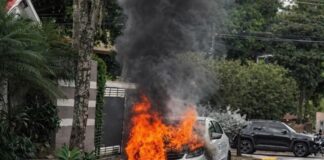 Carro é destruído por incêndio após ação criminosa em rua residencial de Toledo