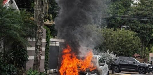 Carro é destruído por incêndio após ação criminosa em rua residencial de Toledo