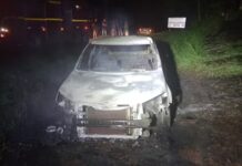 Carro usado em furto a farmácia é encontrado incendiado na região