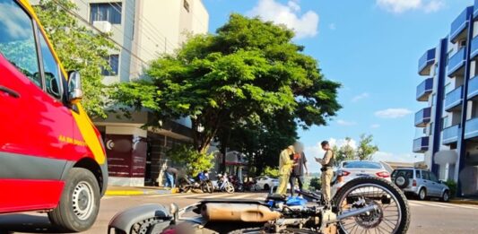 Colisão entre carro e moto deixa homem ferido no Centro de Toledo