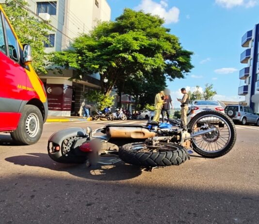 Colisão entre carro e moto deixa homem ferido no Centro de Toledo