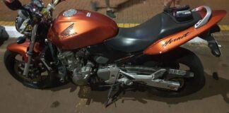 Condutora sem habilitação é flagrada fazendo manobras perigosas e tem moto apreendida em Toledo