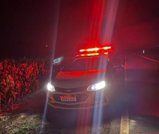 Jovem fica ferido após ser ejetado em capotamento em Entre Rios do Oeste