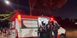 Jovens ficam feridos em acidente entre carro e moto em Santa Helena