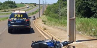 Moto bate em poste e deixa jovem gravemente ferido na BR-163 em Toledo