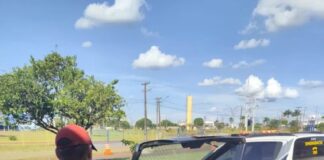 Motorista abandona carro carregado com cigarros contrabandeados e foge em Assis Chateaubriand