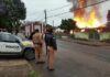 Mulher é salva de casa em chamas por policiais e vizinho em Cruzeiro do Oeste