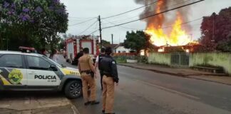 Mulher é salva de casa em chamas por policiais e vizinho em Cruzeiro do Oeste