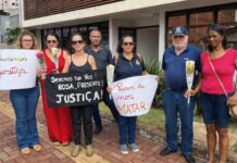 Protesto em frente ao Fórum cobra justiça por morte de mulher em Toledo