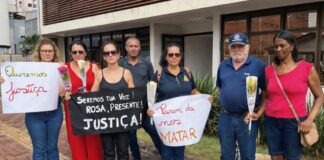 Protesto em frente ao Fórum cobra justiça por morte de mulher em Toledo