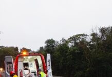 Queda de moto deixa duas pessoas feridas após animal atravessar a pista em Quatro Pontes