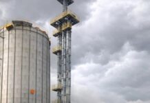 Ventania derruba estrutura de silo em construção e causa prejuízo em área industrial de Itaipulândia