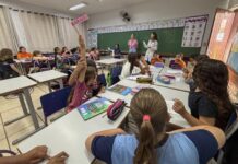 Alunos do 5º ano recebem orientações de equipe de saúde sobre higiene pessoal